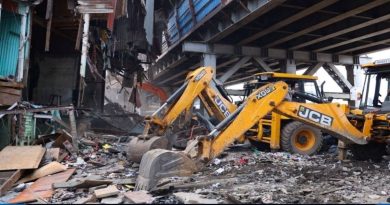 मुंबईतील वांद्रे येथे रेल्वेच्या जागेवरील अतिक्रमण हटवताना बुलडोझर आणि जेसीबी मशिन्स