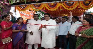 मनसे अध्यक्ष राज ठाकरे दिंडोशी येथील वॉर्ड व शाखा क्रमांक ३९ चे उद्घाटन करताना