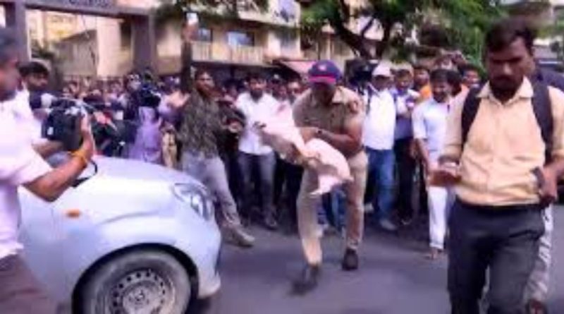 मीरा रोड येथील सोसायटीत बकऱ्यांवरून झालेल्या वादानंतर परिस्थिती नियंत्रणात आणताना पोलीस आणि जमलेली गर्दी