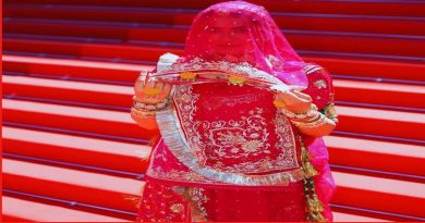 Cannes Film Festival मध्ये पारंपरिक गुलाबी राजपूती पोशाख आणि घूंघटमध्ये अभिनेत्री रुचि गुर्जर