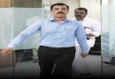 अन्न व औषध प्रशासनाचे अधिकारी तुकाराम मुंढे पुणे, संभाजीनगर आणि धाराशिव येथील भेसळयुक्त आंबे व तूप जप्त करण्याच्या धडक कारवाईसाठी कार्यालयातून बाहेर पडताना.