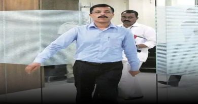 अन्न व औषध प्रशासनाचे अधिकारी तुकाराम मुंढे पुणे, संभाजीनगर आणि धाराशिव येथील भेसळयुक्त आंबे व तूप जप्त करण्याच्या धडक कारवाईसाठी कार्यालयातून बाहेर पडताना.