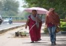 उन्हाच्या तीव्र झळा आणि उष्णतेपासून वाचण्यासाठी छत्री आणि रुमालाचा वापर करून रस्त्यावरून चालणाऱ्या महिला