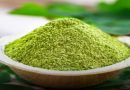 वाटीमध्ये ठेवलेली शेवग्याच्या पानांची हिरवी पावडर (Moringa Powder)