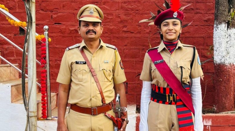 मुंबई पोलीस दलात निवड झालेली झीनत जैनुद्दीन शेख खाकी वर्दीत