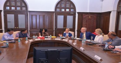 BMC Ashwini Bhide Meet Finland Consul General: फिनलँडच्या शिष्टमंडळासोबत चर्चा करताना मनपा आयुक्त अश्विनी भिडे आणि इतर वरिष्ठ अधिकारी.