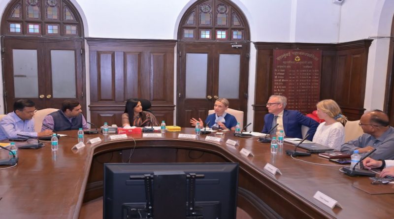 BMC Ashwini Bhide Meet Finland Consul General: फिनलँडच्या शिष्टमंडळासोबत चर्चा करताना मनपा आयुक्त अश्विनी भिडे आणि इतर वरिष्ठ अधिकारी.