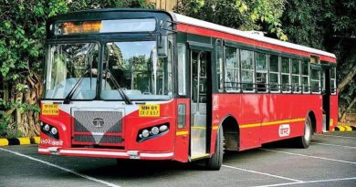 मुंबईत बेस्ट बस सेवा ठप्प झाल्यामुळे बस डेपोच्या बाहेर न काढता थांबवून ठेवलेली लाल रंगाची बेस्ट बस