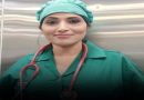 "कामठे उपजिल्हा रुग्णालयात (चिपळूण) गर्भपाताच्या गोळ्यांसाठी ४,५०० रुपयांची लाच घेताना एसीबीच्या जाळ्यात अडकलेल्या महिला वैद्यकीय अधिकारी डॉ. कांचन शिरीष मदार."