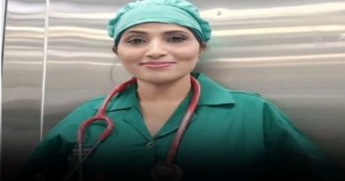 "कामठे उपजिल्हा रुग्णालयात (चिपळूण) गर्भपाताच्या गोळ्यांसाठी ४,५०० रुपयांची लाच घेताना एसीबीच्या जाळ्यात अडकलेल्या महिला वैद्यकीय अधिकारी डॉ. कांचन शिरीष मदार."