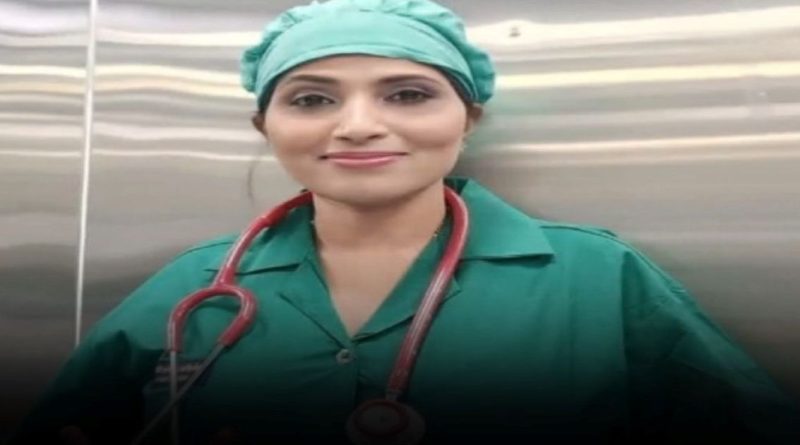 "कामठे उपजिल्हा रुग्णालयात (चिपळूण) गर्भपाताच्या गोळ्यांसाठी ४,५०० रुपयांची लाच घेताना एसीबीच्या जाळ्यात अडकलेल्या महिला वैद्यकीय अधिकारी डॉ. कांचन शिरीष मदार."