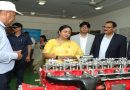 दिल्लीच्या मुख्यमंत्री रेखा गुप्ता बुराडी येथील वाहन प्रशिक्षण संस्थेत इंजिन मॉडेल आणि तांत्रिक यंत्रणेची पाहणी करताना.