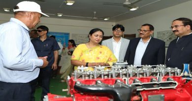 दिल्लीच्या मुख्यमंत्री रेखा गुप्ता बुराडी येथील वाहन प्रशिक्षण संस्थेत इंजिन मॉडेल आणि तांत्रिक यंत्रणेची पाहणी करताना.