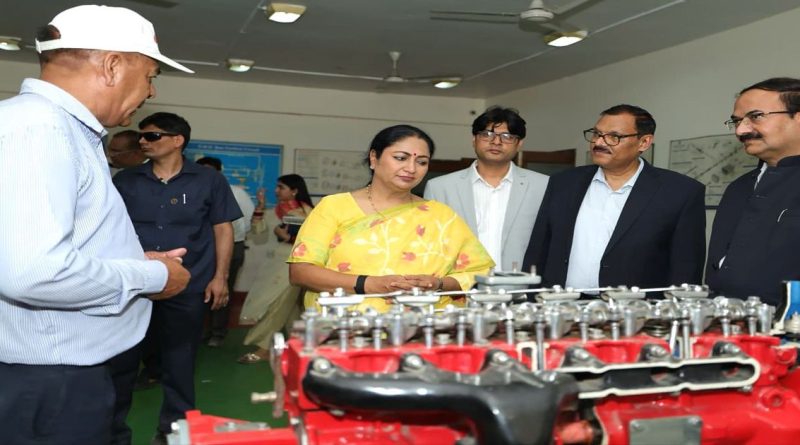 दिल्लीच्या मुख्यमंत्री रेखा गुप्ता बुराडी येथील वाहन प्रशिक्षण संस्थेत इंजिन मॉडेल आणि तांत्रिक यंत्रणेची पाहणी करताना.