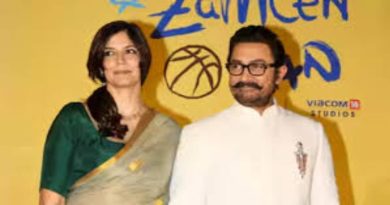 अभिनेता आमिर खान आणि त्याची पार्टनर गौरी स्प्रॅट एका कार्यक्रमादरम्यान एकत्र उभे असताना.