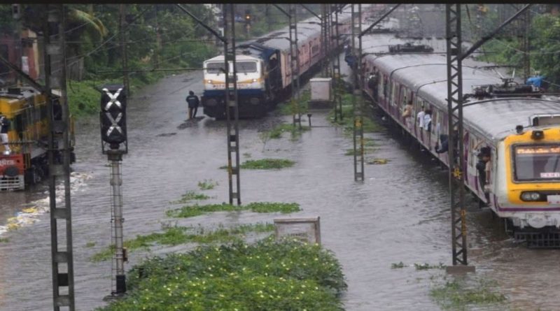 मुसळधार पावसामुळे मुंबई लोकलच्या रेल्वे रुळांवर साचलेले पाणी आणि विस्कळीत झालेली लोकल सेवा.