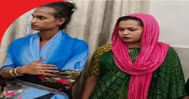 "रेल्वे गाड्यांमध्ये किन्नरांचे सोंग घेऊन प्रवाशांची फसवणूक आणि अवैध वसुली करताना जबलपूर आरपीएफच्या कारवाईत पकडलेले तोतया (नकली) किन्नर."