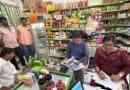 औषध दुकानात फार्मासिस्टच्या उपस्थितीची आणि कागदपत्रांची तपासणी करताना अन्न व औषध प्रशासनाचे अधिकारी