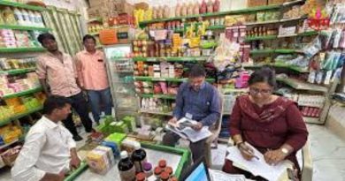 औषध दुकानात फार्मासिस्टच्या उपस्थितीची आणि कागदपत्रांची तपासणी करताना अन्न व औषध प्रशासनाचे अधिकारी