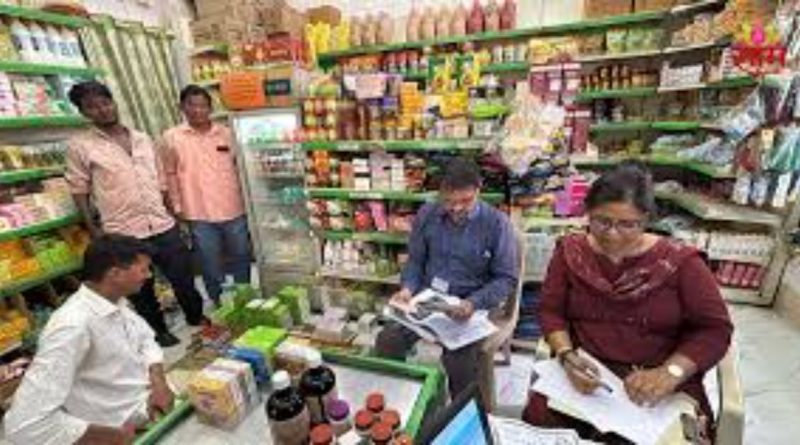 औषध दुकानात फार्मासिस्टच्या उपस्थितीची आणि कागदपत्रांची तपासणी करताना अन्न व औषध प्रशासनाचे अधिकारी