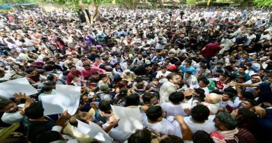 NEET-CBSE परीक्षेतील घोळाविरोधात जंतरमंतर येथे आंदोलन करणारे तरुण आणि विद्यार्थ्यांची प्रचंड गर्दी
