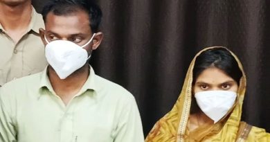 फतेहपूर येथे प्रेमी विजय निषाद याच्या हत्या प्रकरणात पोलिसांच्या ताब्यात असलेले आरोपी पती आणि पत्नी.