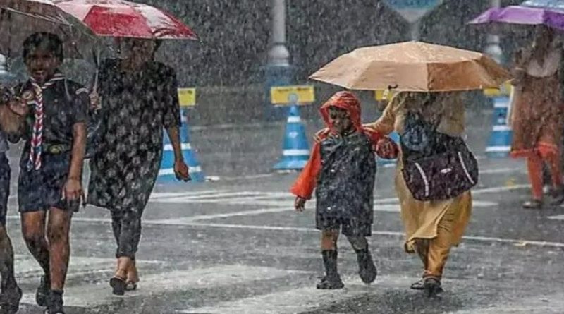 मुंबईत मुसळधार पाऊस सुरू असताना रस्त्यावरून छत्र्या आणि रेनकोट घालून चालणारे शाळकरी विद्यार्थी आणि नागरिक.
