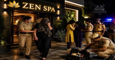 "पिंपळे निलख येथील 'झेन स्पा' (ZEN SPA) सेंटरवर गुन्हे शाखेने टाकलेल्या छाप्यानंतर आरोपी महिला चालकाला ताब्यात घेताना आणि पीडितांची सुटका करताना पिंपरी-चिंचवड पोलीस."