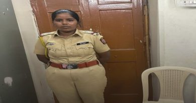 पुण्यात पोलीस उपनिरीक्षकाचा बनावट गणवेश घातलेली तोतया महिला पोलीस समिना इनामदार
