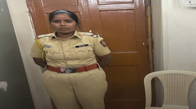पुण्यात पोलीस उपनिरीक्षकाचा बनावट गणवेश घातलेली तोतया महिला पोलीस समिना इनामदार