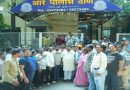 सिनेसृष्टीतील कामगारांच्या थकीत पगारासाठी आरे पोलीस ठाण्याबाहेर आमदार सुनील प्रभू आणि शिवसेना (UBT) कार्यकर्त्यांचे आंदोलन.
