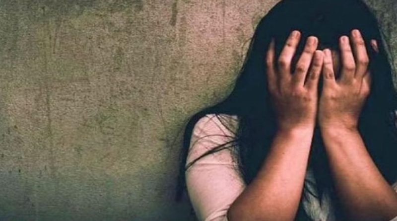 "मध्य प्रदेशातील मुरैना येथे डेप्युटी कलेक्टर अरविंद माहौर यांच्याकडून पीडित ३२ वर्षीय महिला (प्रातिनिधिक फोटो)."