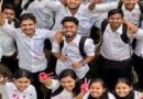 "SC OBC शिष्यवृत्तीच्या नवीन सरकारी निर्णयामुळे आनंद साजरा करणाऱ्या कॉलेज विद्यार्थ्यांचा समूह"