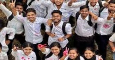 "SC OBC शिष्यवृत्तीच्या नवीन सरकारी निर्णयामुळे आनंद साजरा करणाऱ्या कॉलेज विद्यार्थ्यांचा समूह"