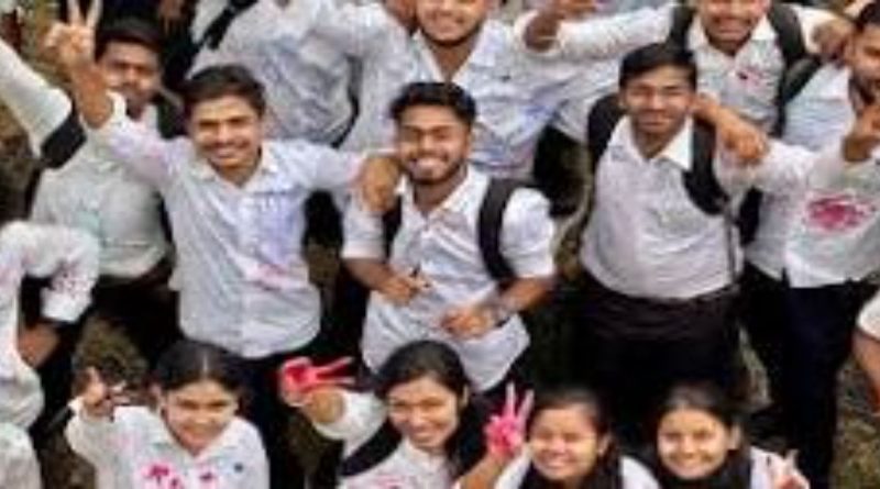 "SC OBC शिष्यवृत्तीच्या नवीन सरकारी निर्णयामुळे आनंद साजरा करणाऱ्या कॉलेज विद्यार्थ्यांचा समूह"