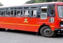 रस्त्यावर धावणारी लाल रंगाची महाराष्ट्र राज्य परिवहन मंडळाची (MSRTC) पारंपारिक एसटी बस
