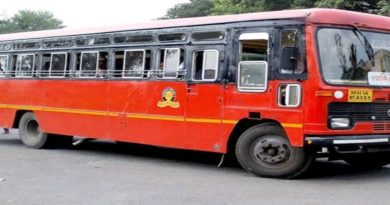 रस्त्यावर धावणारी लाल रंगाची महाराष्ट्र राज्य परिवहन मंडळाची (MSRTC) पारंपारिक एसटी बस