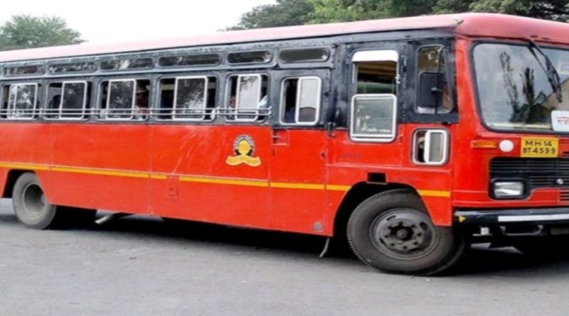 रस्त्यावर धावणारी लाल रंगाची महाराष्ट्र राज्य परिवहन मंडळाची (MSRTC) पारंपारिक एसटी बस
