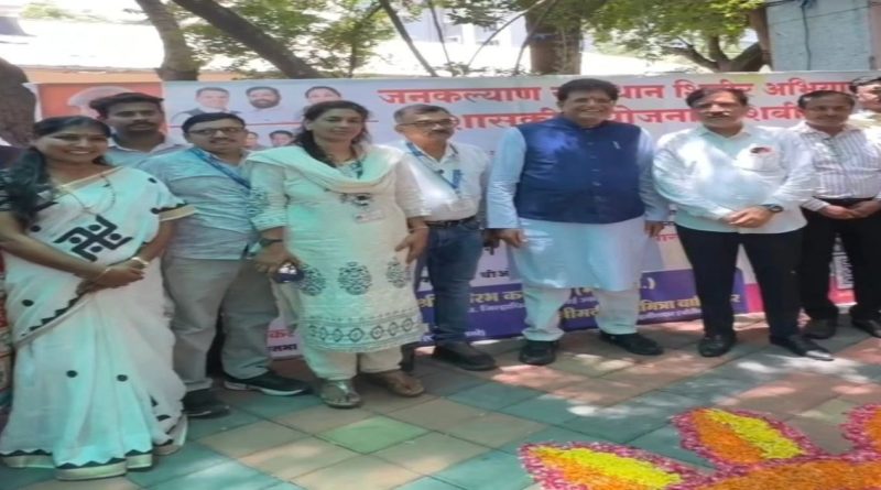 कांदिवलीत जनकल्याण समाधान शिबिरात केंद्रीय मंत्री पीयूष गोयल, आमदार अतुल भातखळकर आणि माजी नगरसेविका सुरेखा मनोज पाटील