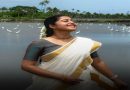 पारंपरिक ऑफ व्हाईट साडी आणि मिनिमल लूकमध्ये सुंदर पोझ देताना अभिनेत्री स्वानंदी सरदेसाई