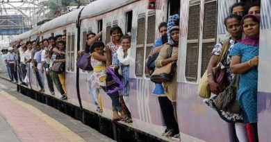 "लोकल मधील हत्याकांड आणि प्रवाशांच्या मूक सुन्नतेवर भाष्य करणारी रेल्वे प्रवाशांची गर्दी"