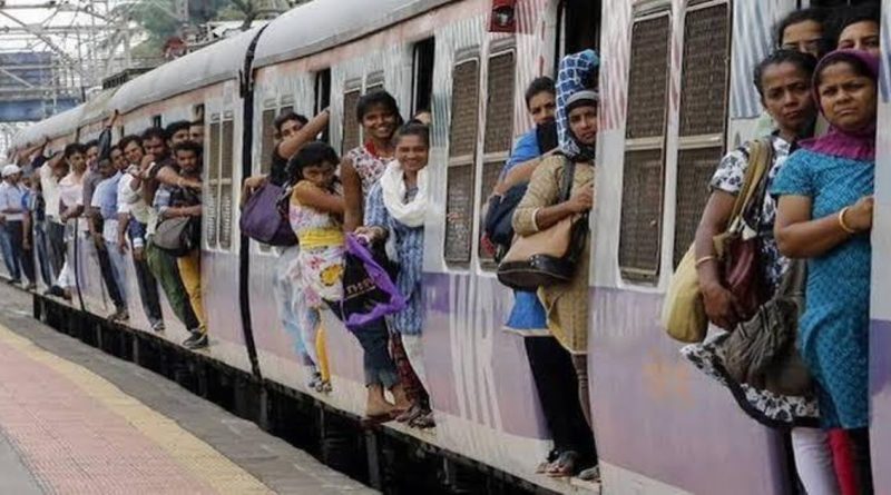 "लोकल मधील हत्याकांड आणि प्रवाशांच्या मूक सुन्नतेवर भाष्य करणारी रेल्वे प्रवाशांची गर्दी"