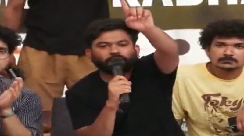 जंतर-मंतरवर सोनम वांगचुक यांच्यावर झालेल्या कारवाईनंतर 'सीजेपी' संस्थापक अभिजीत दिपके केंद्र सरकारला आव्हान देताना.