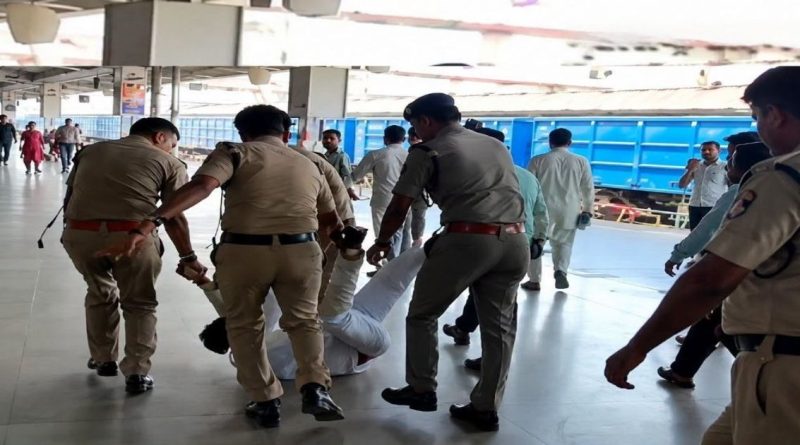 आग्रा कॅंट स्टेशनवर रेल्वे पोलिसांकडून स्टेशन मास्टरला फरफटत नेण्याचा व्हिडिओ