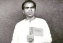 लोकशाहीर अण्णाभाऊ साठे हातामध्ये 'फकिरा' कादंबरी घेऊन उभे असलेला दुर्मिळ ऐतिहासिक फोटो.