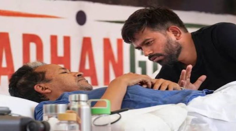 दिल्लीच्या जंतरमंतरवर उपोषणाला बसलेले पर्यावरणवादी सोनम वांगचुक यांची चौकशी करताना कॉकरोच जनता पार्टीचे अभिजित दिपके.
