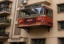 आपल्या नोकरीवरील प्रेमापोटी मुंबईतील एका निवृत्त बेस्ट (BEST) कर्मचाऱ्याने स्वतःच्या घराच्या गॅलरीत हुबेहूब तयार केलेली लाल रंगाची बेस्ट बस.