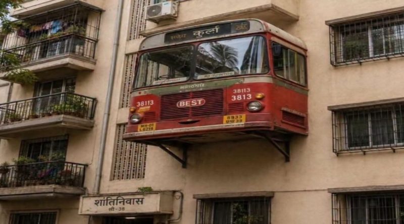 आपल्या नोकरीवरील प्रेमापोटी मुंबईतील एका निवृत्त बेस्ट (BEST) कर्मचाऱ्याने स्वतःच्या घराच्या गॅलरीत हुबेहूब तयार केलेली लाल रंगाची बेस्ट बस.