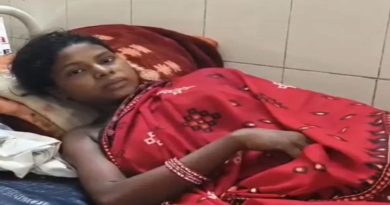 ओडिशातील कालाहांडीमध्ये रस्ता नसल्याने ट्रॅक्टरवर प्रसूती झालेली गर्भवती महिला उर्मिला माझी रुग्णालयात उपचार घेताना.