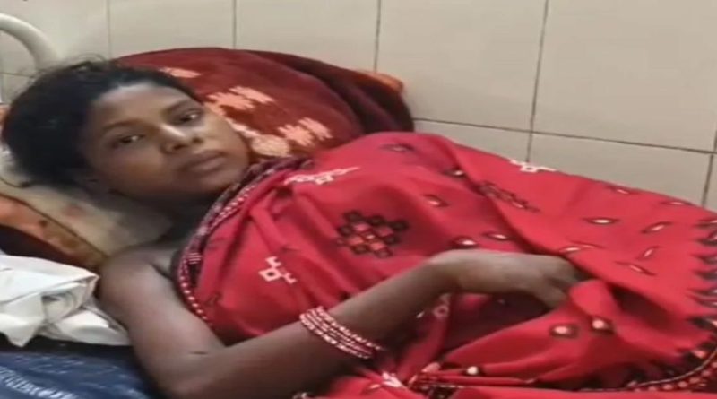 ओडिशातील कालाहांडीमध्ये रस्ता नसल्याने ट्रॅक्टरवर प्रसूती झालेली गर्भवती महिला उर्मिला माझी रुग्णालयात उपचार घेताना.